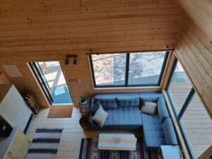 widok z góry na przytulny salon z szarą kanapą