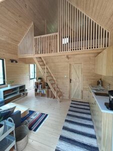 pokój z aneksem kuchennym i schody z antresolą