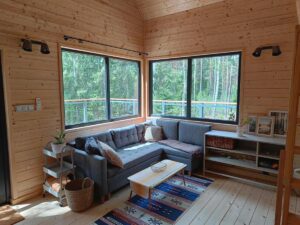 pokój z dużą szarą sofą i duże okna