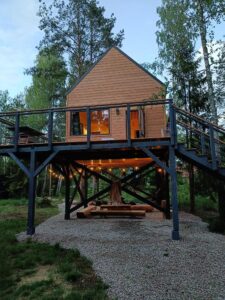 domek na drzewie a pod nim strefa chill